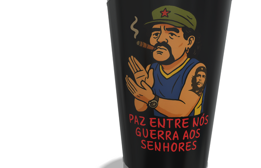 Detalhe da estampa Maradona Paz Entre Nós Guerra aos Senhores - Design Original Marginália