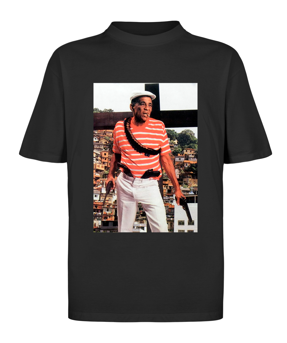 Camiseta oversized streetwear com estampa de Bezerra da Silva, ícone do samba e da malandragem brasileira, com fundo de favela ao estilo arte urbana.