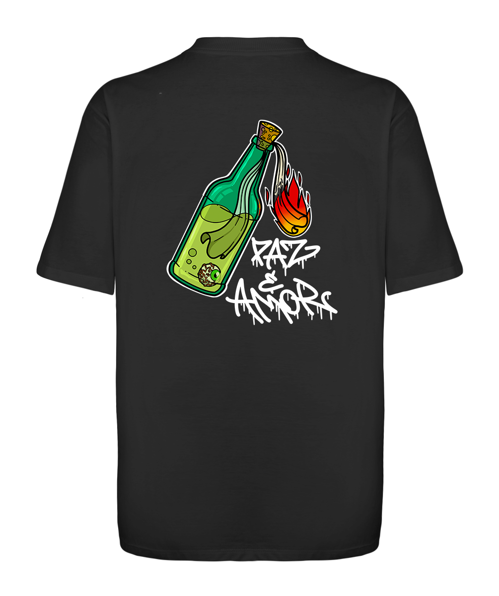 Camiseta oversized exclusiva com arte de um coquetel molotov em chamas e a frase Paz e Amor, ilustrada por Sober para a Marginália.

