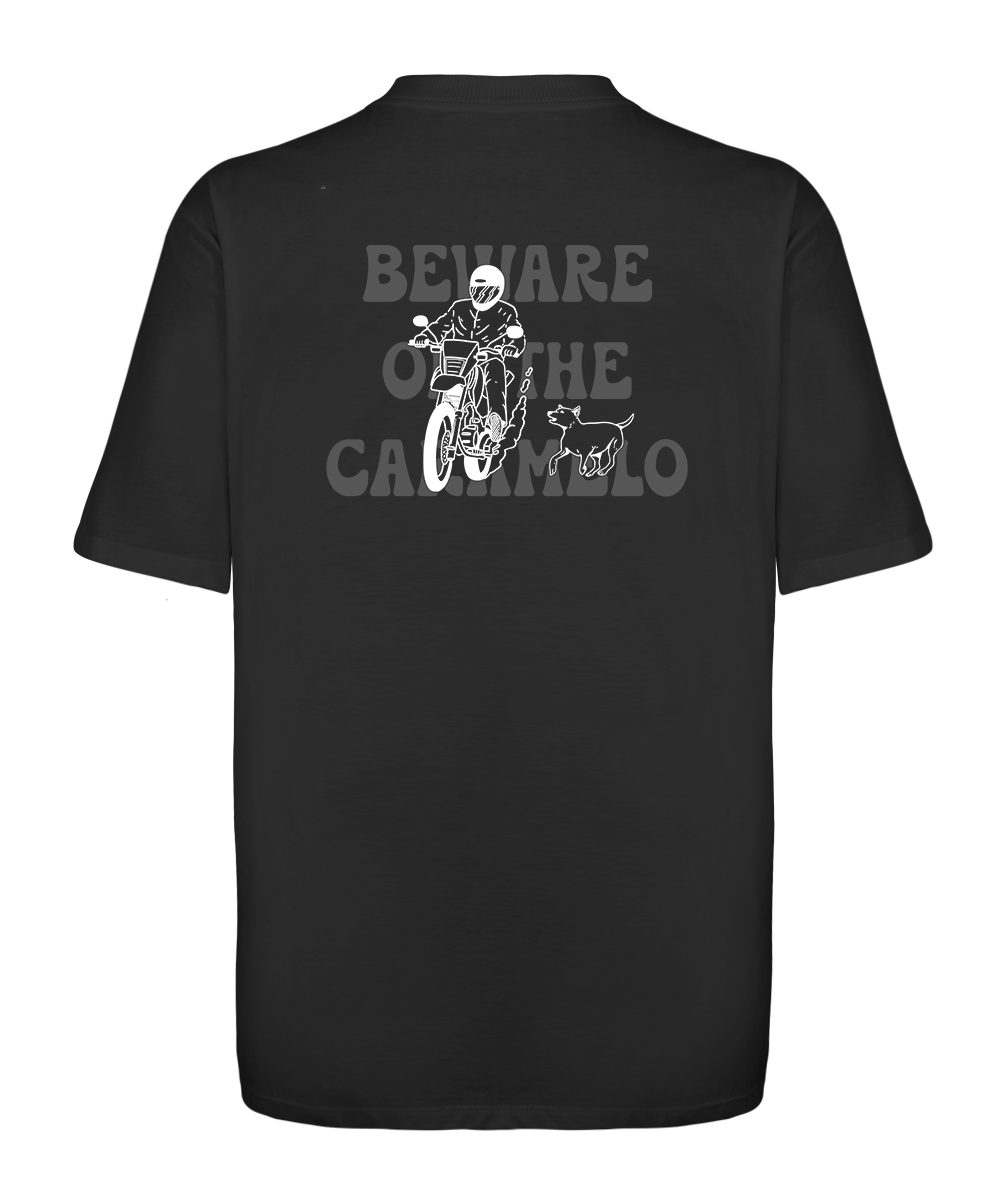 Camiseta oversized exclusiva com arte do cachorro caramelo correndo atrás de um motoqueiro, ilustrada por Sober para a Marginália.
