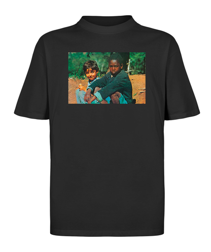 Camiseta oversized com estampa icônica do Clube da Esquina, representando a história e a poesia da música brasileira.
