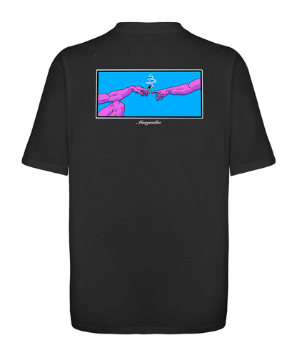 Camiseta oversized com releitura irreverente da arte "Criação", trazendo conexão e atitude no streetwear.
