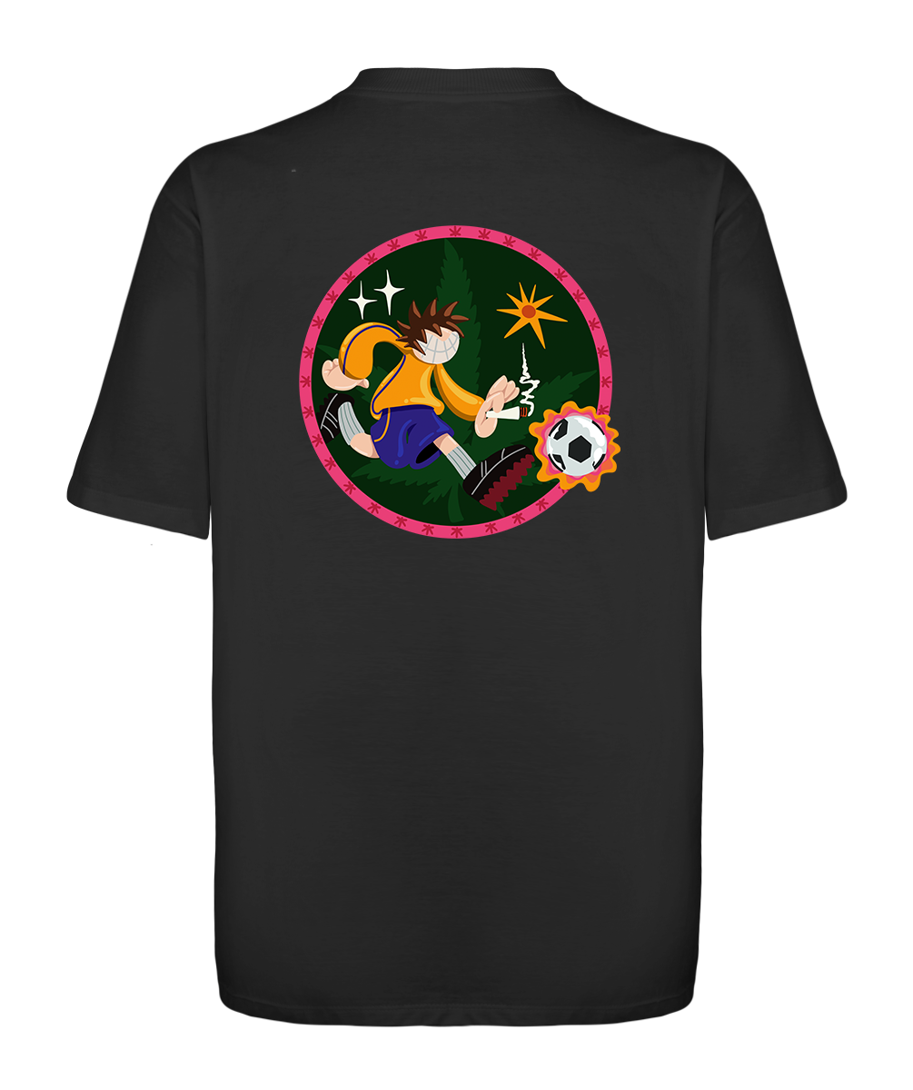Camiseta streetwear oversized exclusiva com estampa Futeconha, unindo futebol e cultura alternativa.
