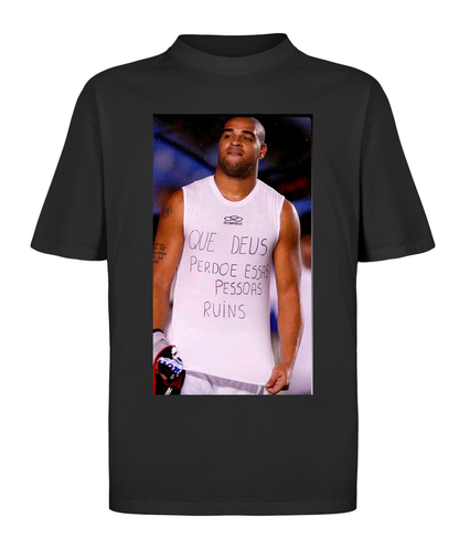 Camiseta oversized com estampa de jacaré brasileiro em pose descontraída, design exclusivo da Marginália.

