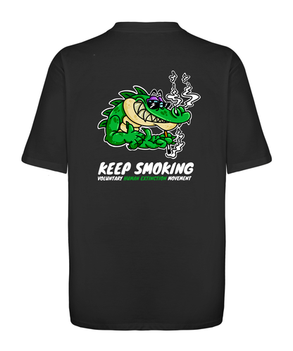 Camiseta oversized exclusiva com arte do artista Sober, trazendo um jacaré irreverente e estiloso no streetwear.
