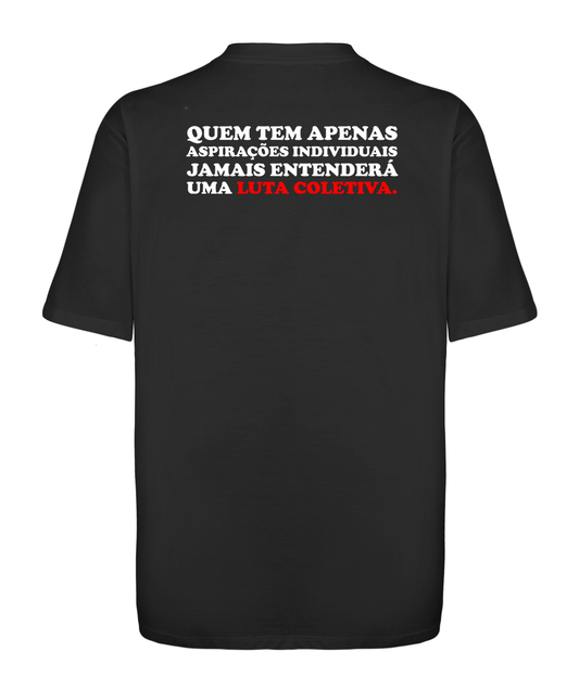 Camiseta oversized com a frase "Quem tem apenas aspirações individuais jamais entenderá uma luta coletiva", representando resistência e consciência social.

