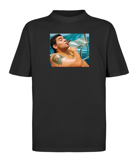 Camiseta oversized com estampa de Diego Maradona exibindo sua tatuagem de Che Guevara, unindo futebol e atitude revolucionária.
