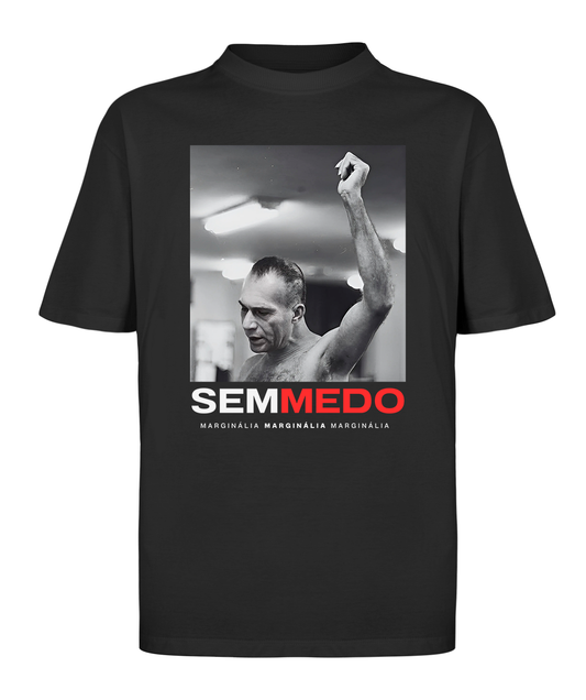 Camiseta oversized com estampa de Carlos Marighella e a frase "Sem Medo", representando resistência e coragem.
