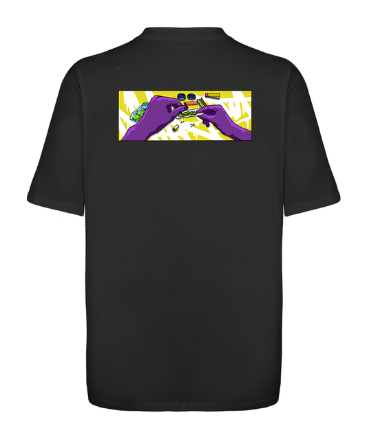 Camiseta oversized com arte P.O.V, capturando um momento de cultura urbana e introspecção.
