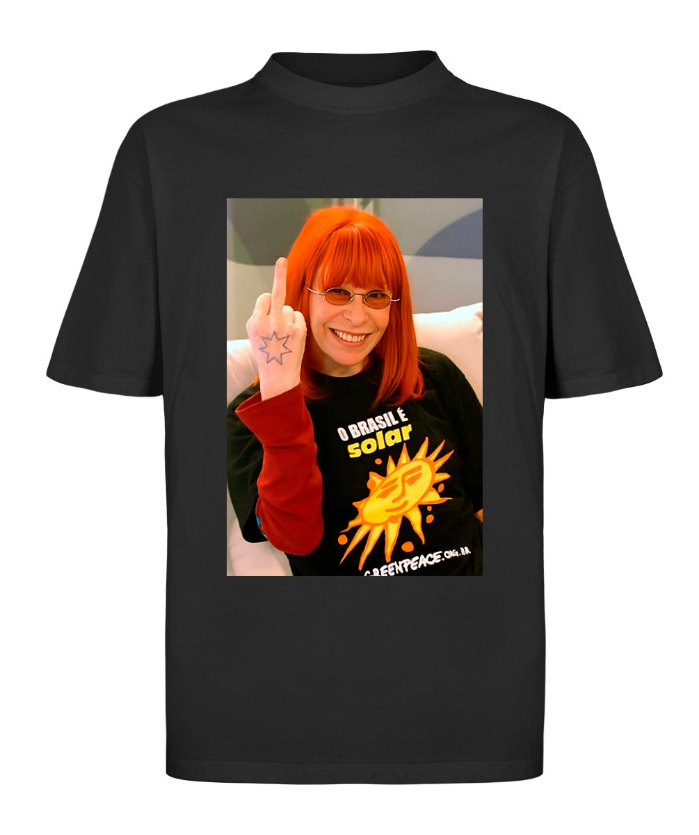 Camiseta oversized com estampa icônica de Rita Lee mostrando sua irreverência e atitude no rock brasileiro.
