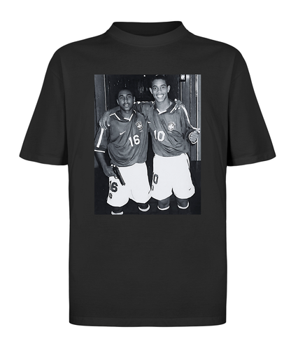 Camiseta oversized com estampa alternativa de Ronaldinho, trazendo um design nostálgico e impactante.
