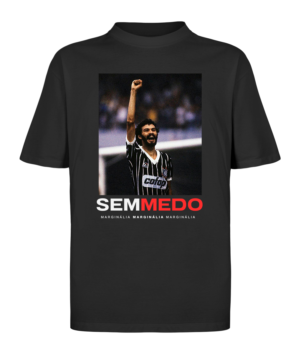 Camiseta streetwear oversized exclusiva Sócrates Democracia Corintiana da Marginália.
