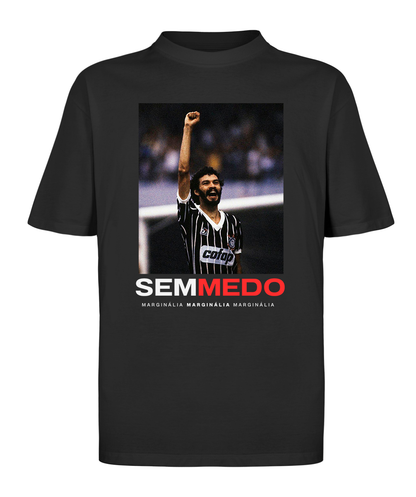 Camiseta streetwear oversized exclusiva Sócrates Democracia Corintiana da Marginália.
