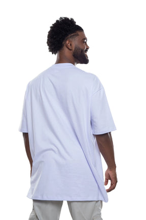 Detalhe da Camiseta Oversized Branca com Gola Pespontada e Costuras Especiais